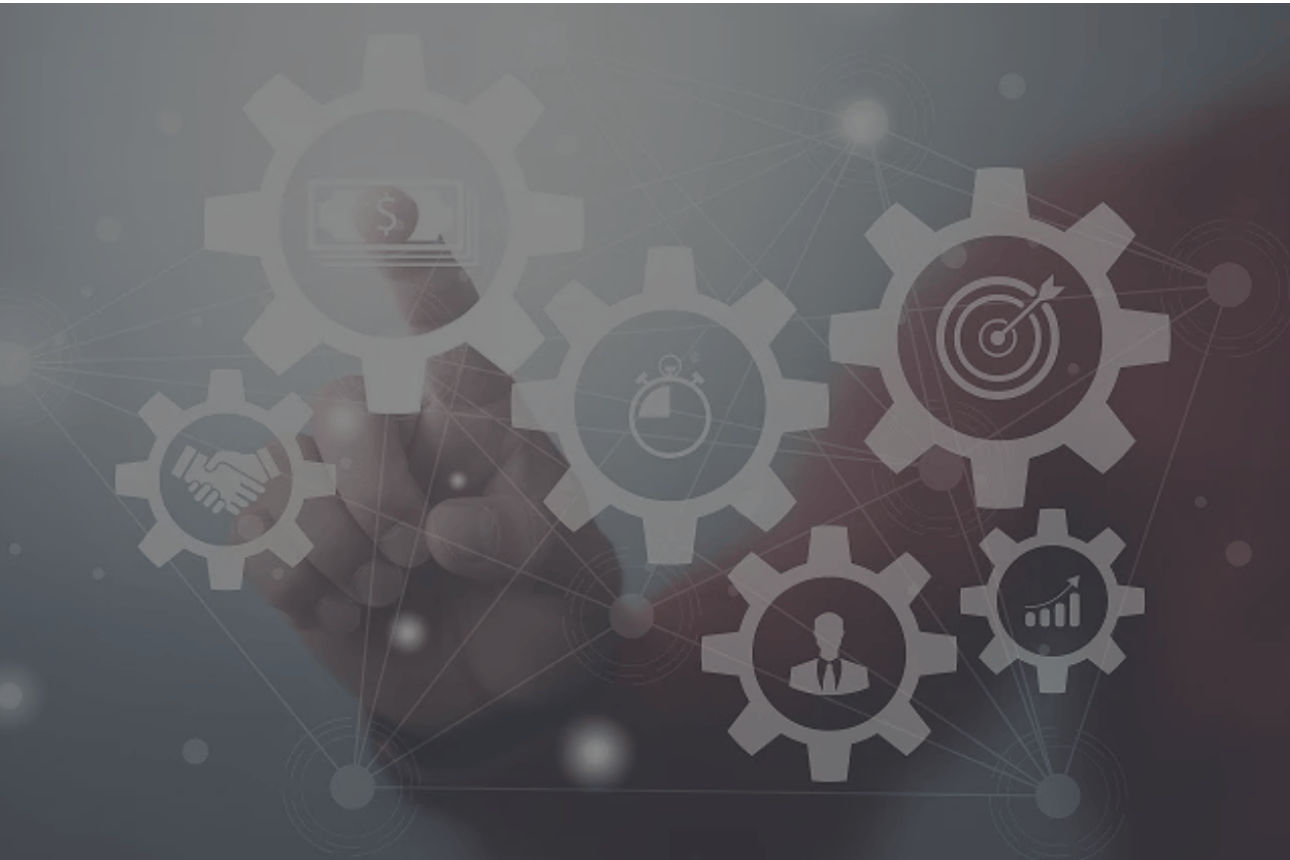 Finger zeigt auf Zahnräder mit Symbolen für Finanzen, Zeit, Ziele, Zusammenarbeit und Analyse.