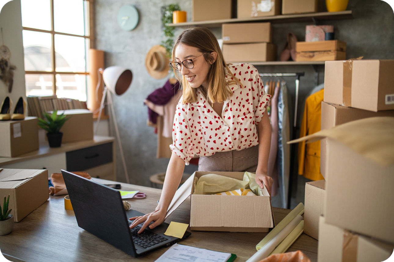 Frau macht eCommerce am Laptop