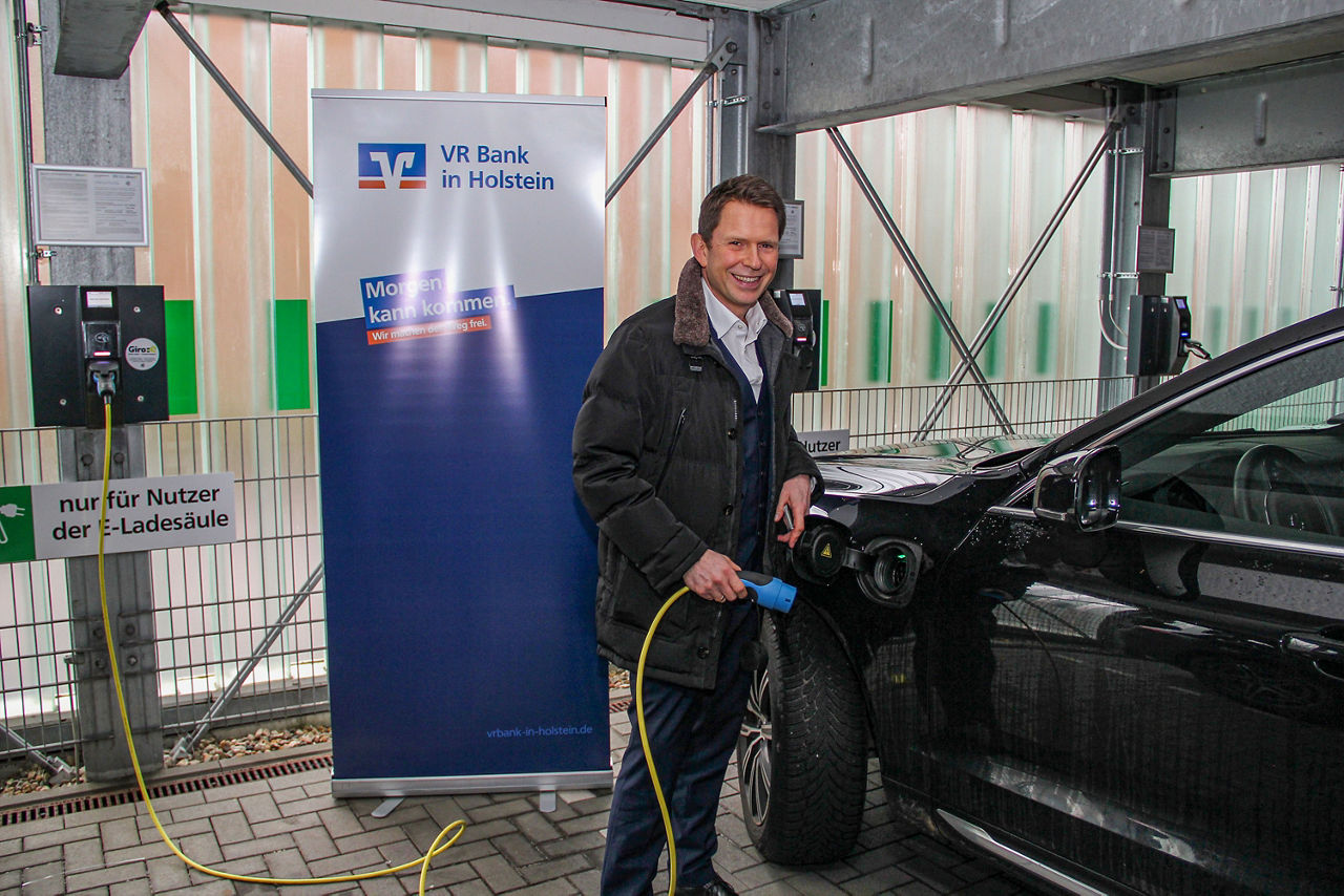 Uwe Augustin lädt sein E-Auto