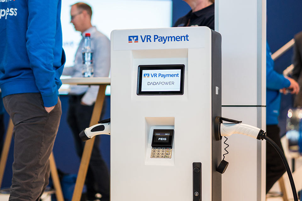 Eine Ladesäule mit dem Logo der VR Payment