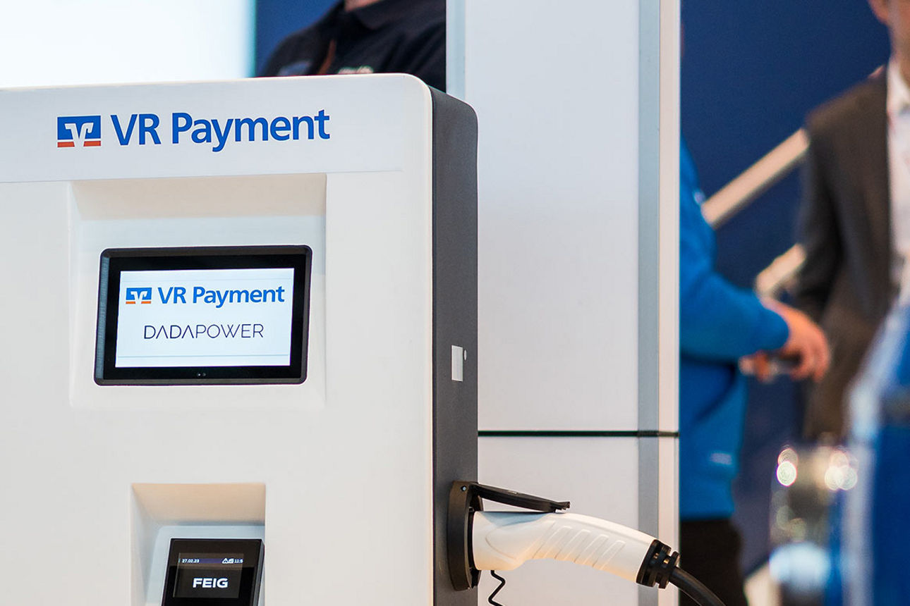 Eine Ladesäule mit dem Logo der VR Payment