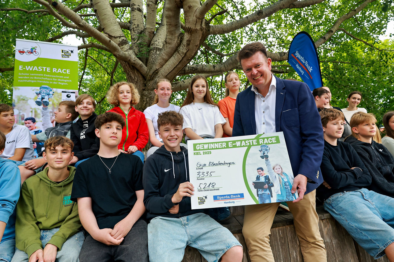 Preisverleihung E-Waste Race Kiel 2025 im Gymnasium ElmschenhagenMit Ulrich TobinskiSchulleiter Gymnasium Elmschenhagen, Alke Elisabeth Voß Stadträtin für Umwelt, Achim Heckt, Sales Director Export Kieler Schrotthandel, Jan Marten Projektmanager bei Das macht Schule, Stefan Oesterreich, Filialeiter Sparda-Bank HamburgFoto: Ulrich Perrey