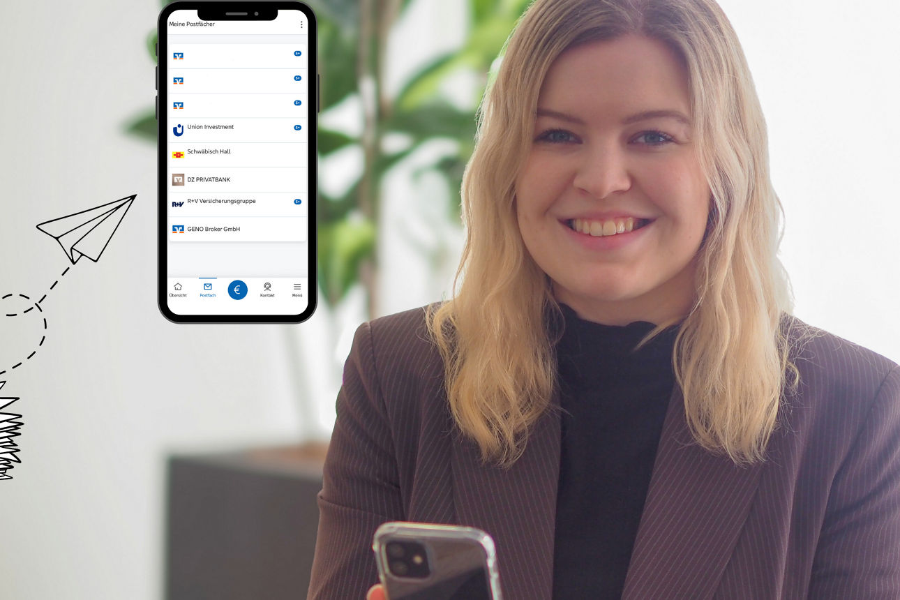 Junge Frau lächelt in die Kamera und hält ihr Smartphone in der Hand.