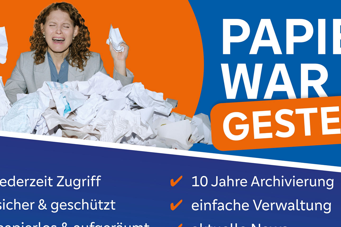 Vorstand, bestehend aus einem Mann und einer Frau stehen in Schalterhalle.