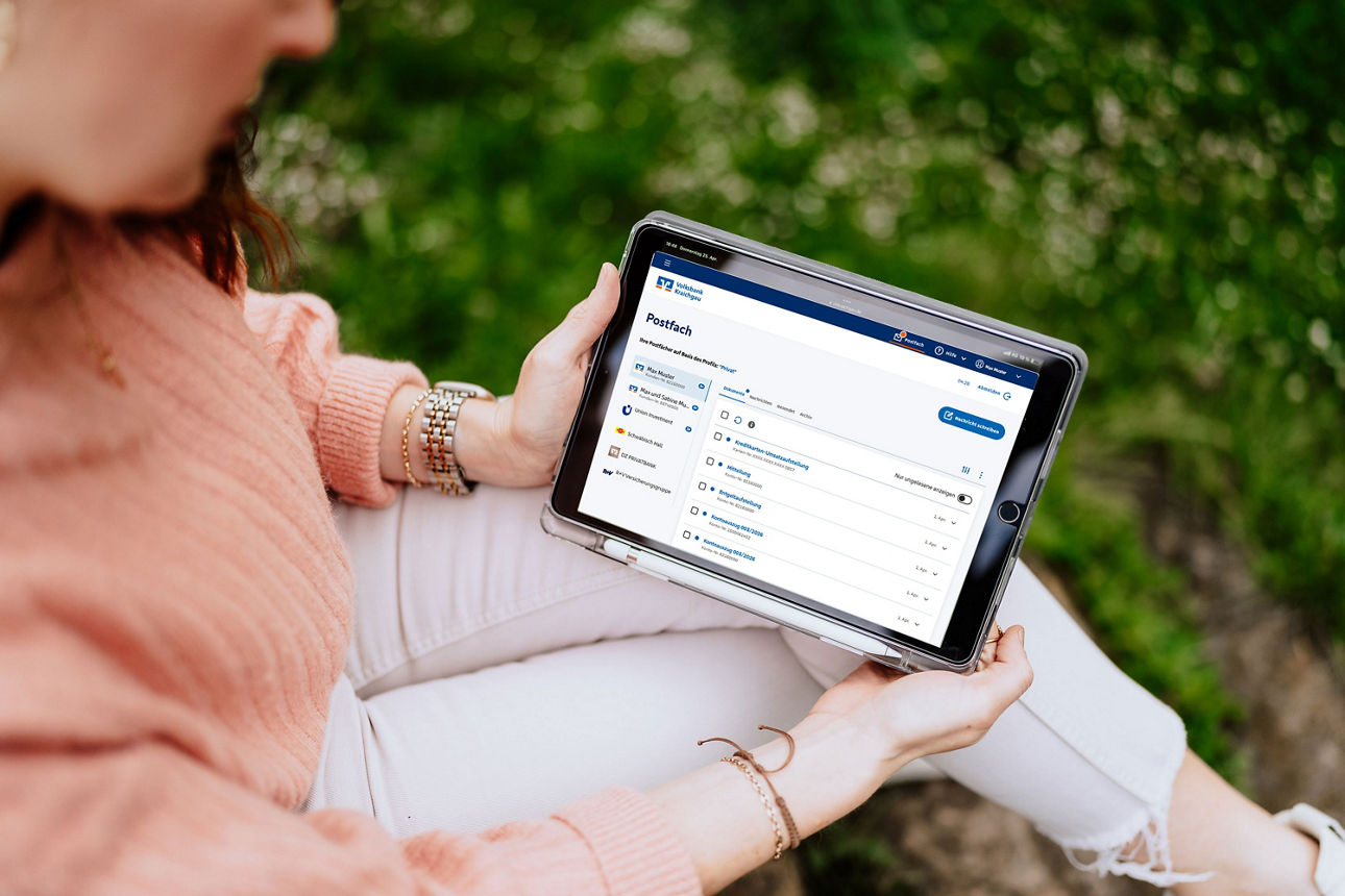 Frau mit Tablet auf dem das Online-Banking geöffnet ist