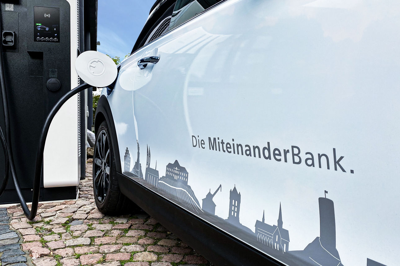 Das Auto hat den Aufdruck Die Miteinander Bank