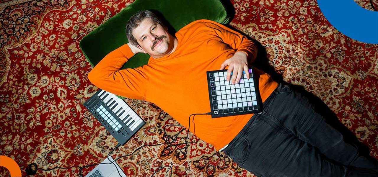 Mann ist entspannt und glücklich mit seinem neuen Musikinstrument