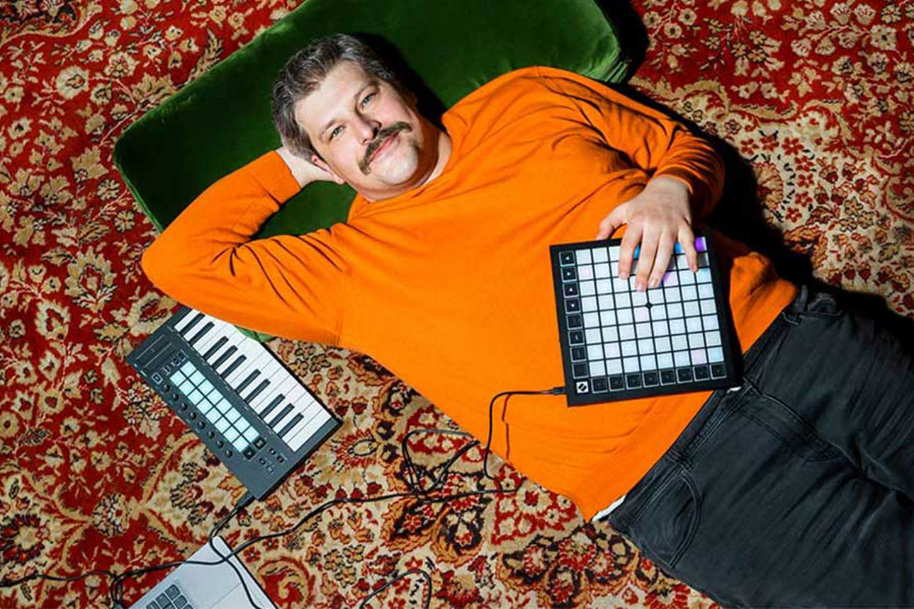 Mann ist entspannt und glücklich mit seinem neuen Musikinstrument
