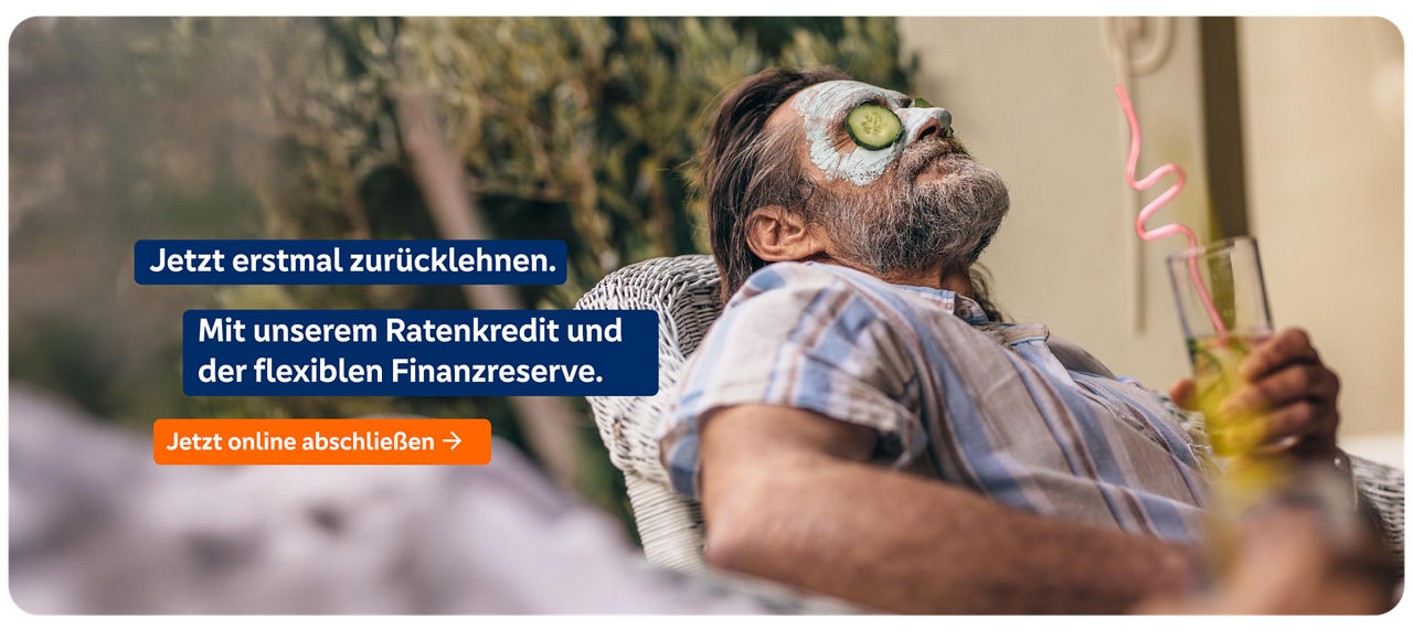 ein Mann mit Gesichtsmaske und Cocktail in der Hand
