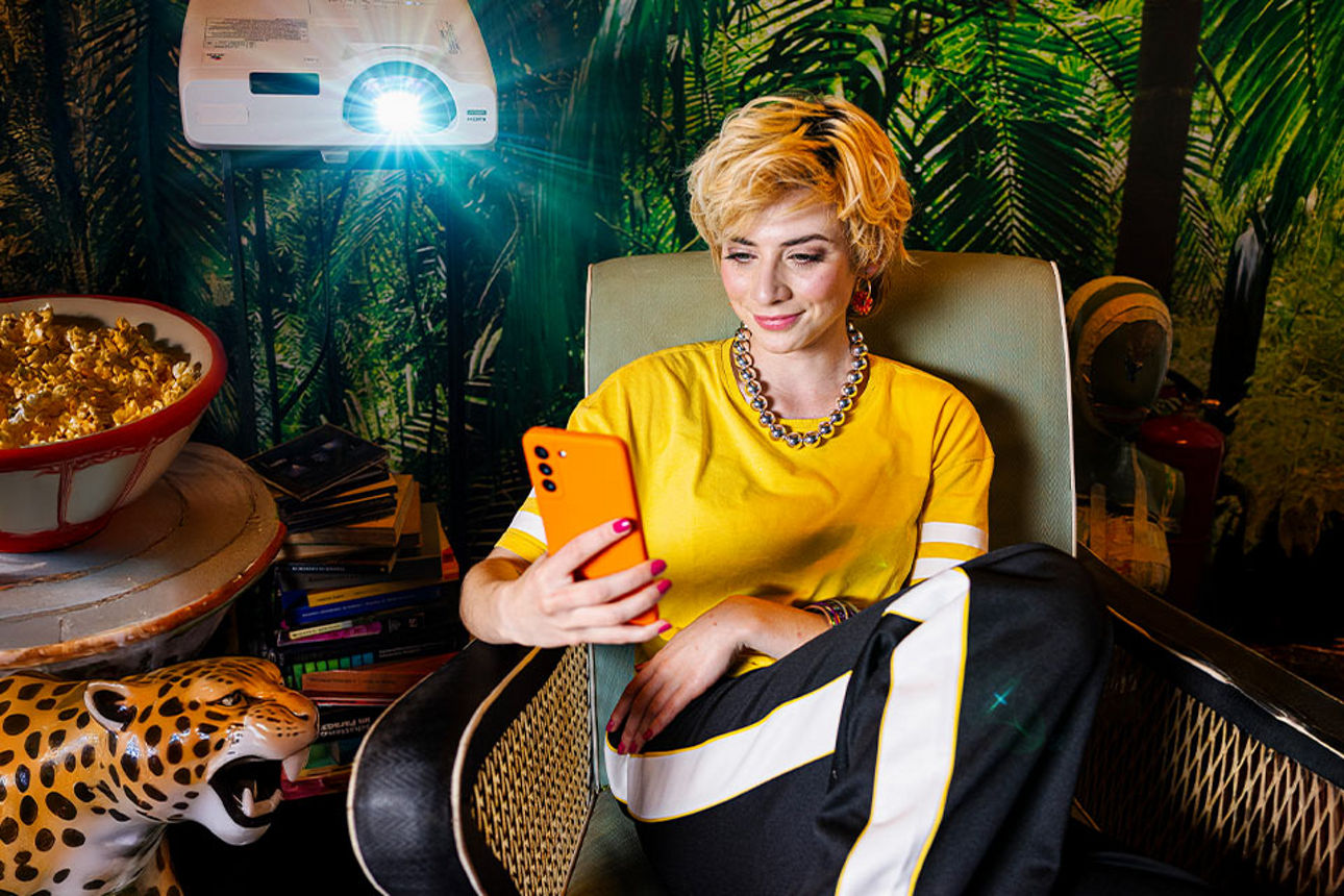 Eine junge Frau prüft auf ihrem Smartphone ihren easyCredit