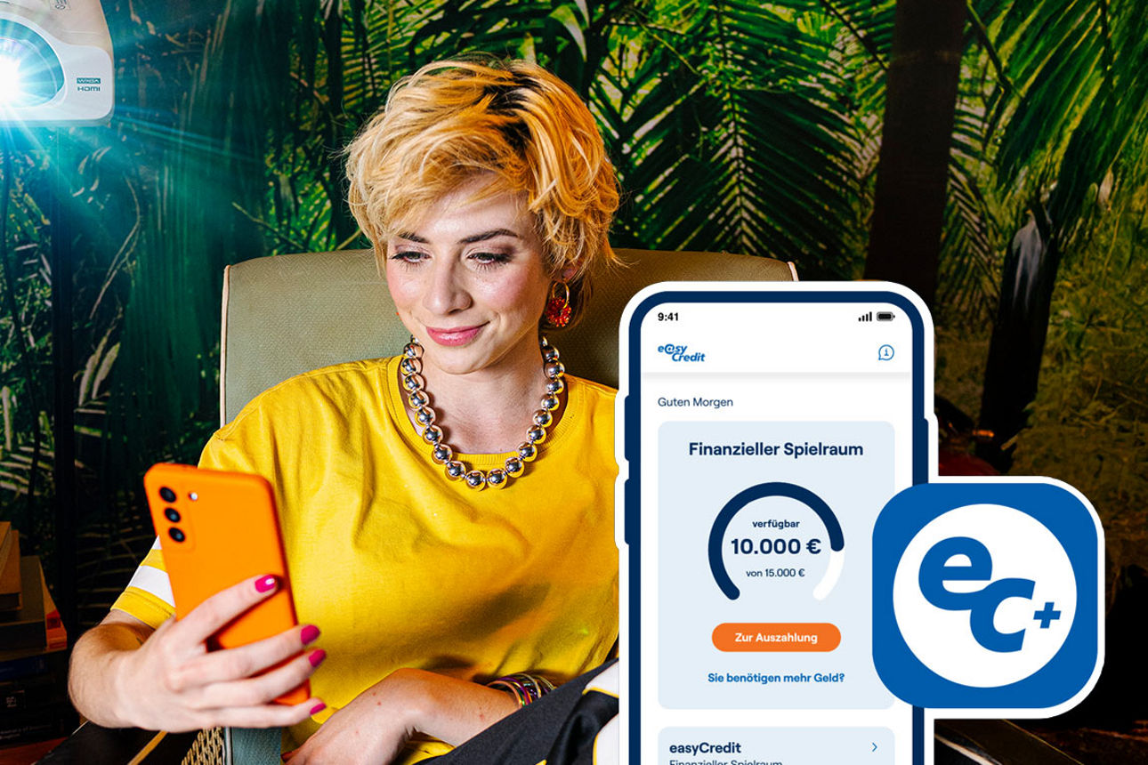 Junge Frau neben einem Videoprojektor, daneben die Illustration eines Smartphones mit dem Logo der easyCredit+ App