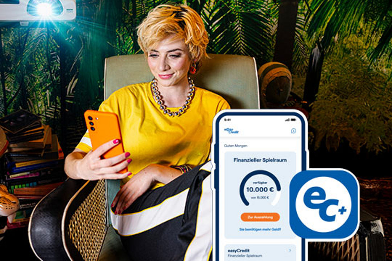 Frau sitzt im extravagantem Wohnzimmer und schaut mit ihrem Smartphone auf die easyCredit+ App.