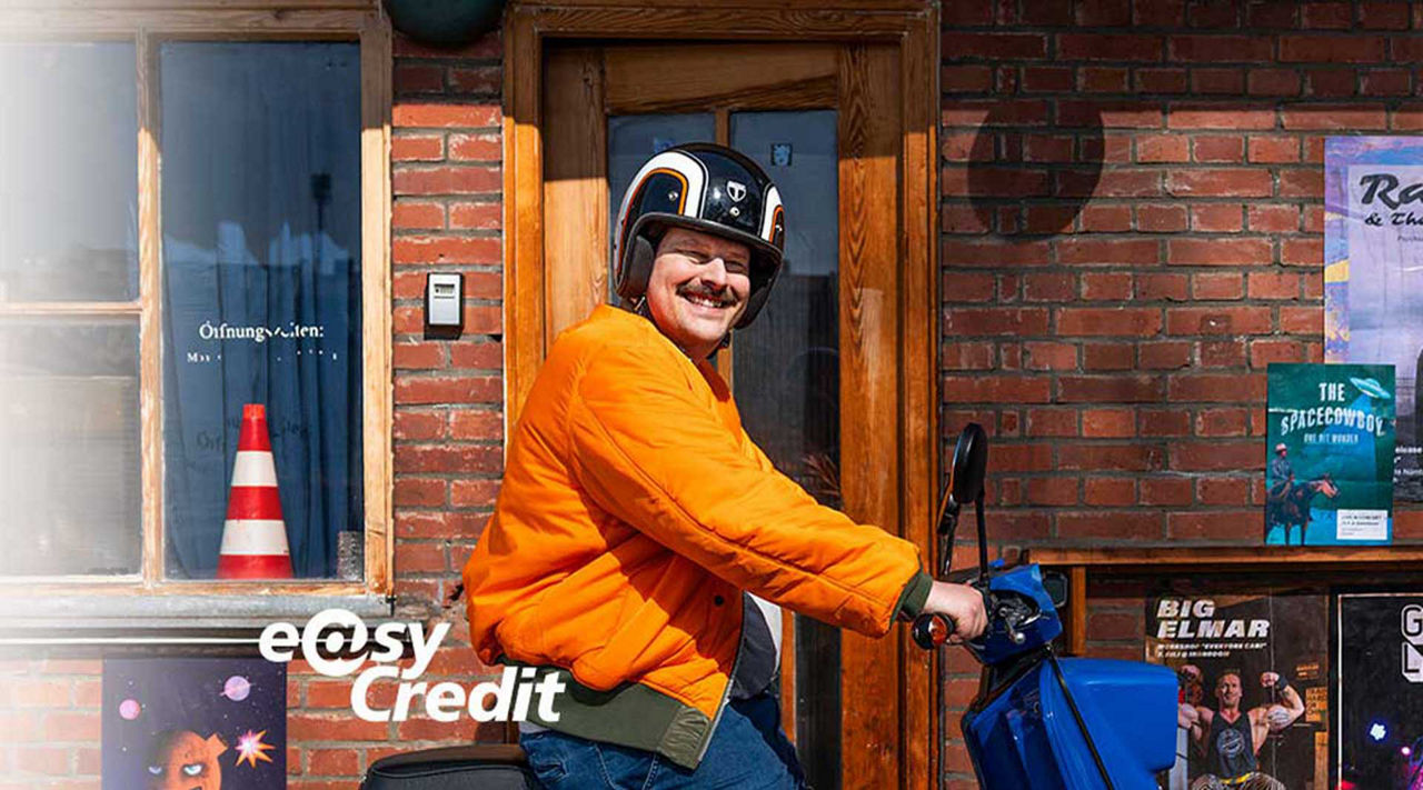 easyCredit - Mann auf einem Roller