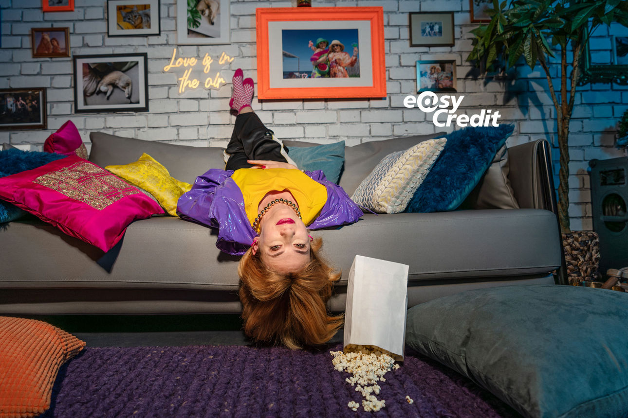 Leyla liegt kopfüber auf der Couch