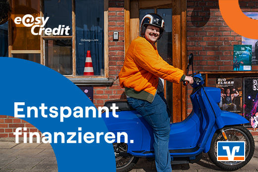 Mann mit Keyboad auf Rücken liegend, Blick in die Kamera