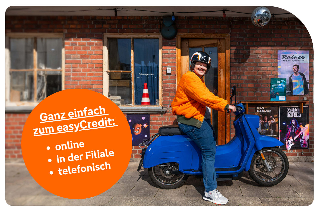 Person mit Helm auf blauem Roller vor Backsteinwand, easyCredit-Hinweis links.