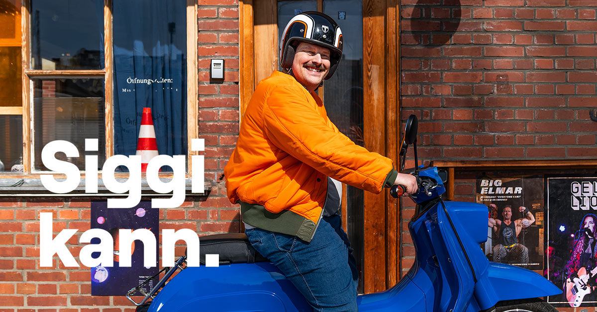 Mann auf blauen Motorroller