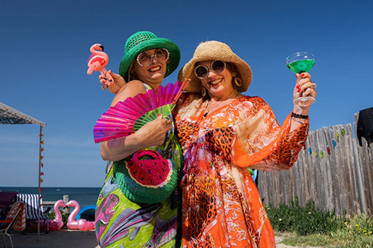 Zwei Frauen mit Cocktail in der Hand im Urlaub