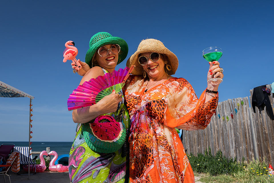 Zwei Frauen im Urlaub mit Hut
