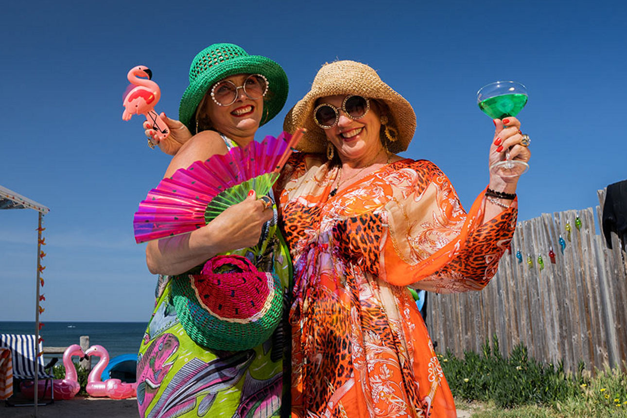 Zwei Frauen im Sommerlook
