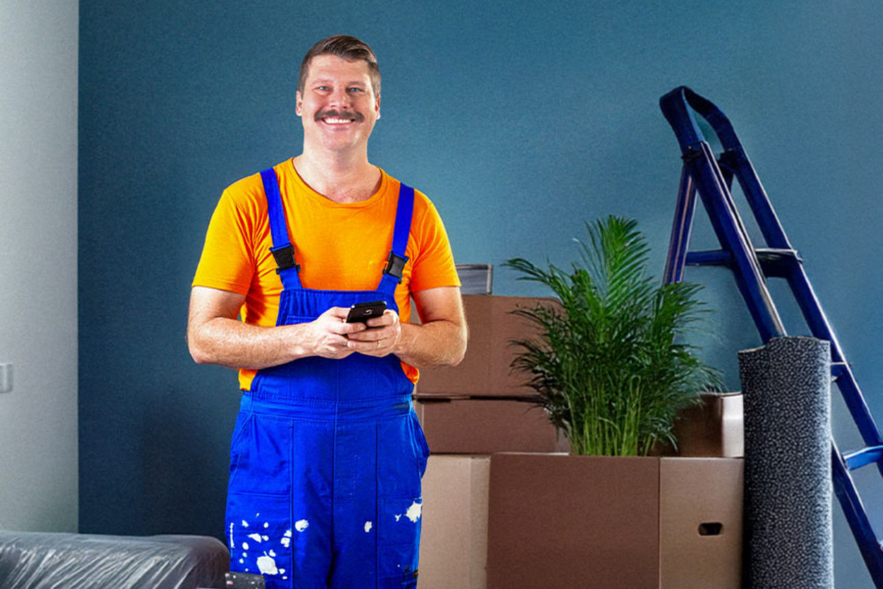 Siggi in blauer Latzhose beim Zimmer renovieren
