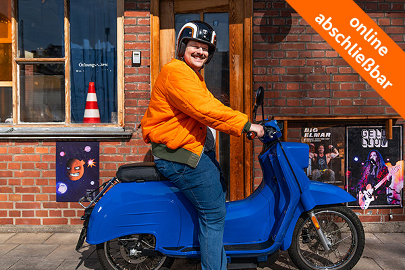 Ein lächelnder Mann mit Helm und oranger Jacke sitzt auf einem blauen Motorroller vor einer Backsteinwand. Oben rechts ein orangefarbenes Banner mit dem Text ‚online abschließbar‘.