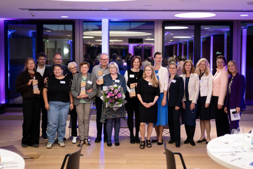 Gruppenbild: Sieger:innen, Jury und Vorstand zum Nachhaltigkeitspreis der Evangelischen Bank 2025