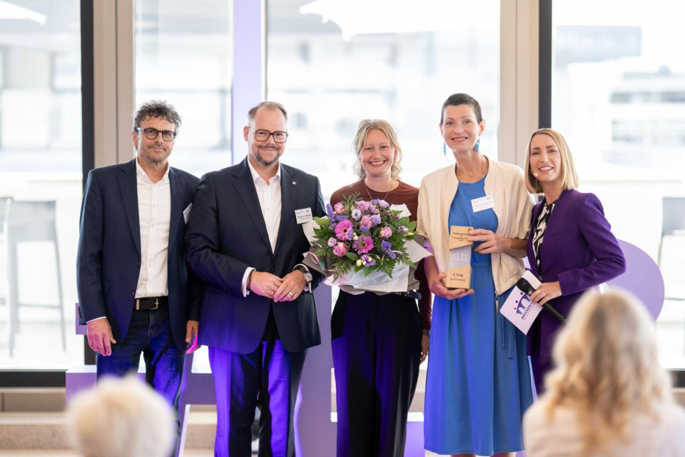 Foto mit dem drittplatzierten Siegerprojekt: Demokratiezug (Platz nehmen für Demokratie)