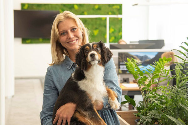 Mitarbeiterin der EB-KS mit Hund im Büro