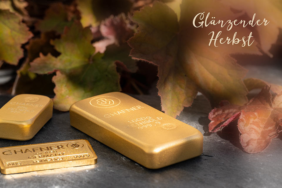Goldbarren und Laub mit Überschrift „Glänzender Herbst“