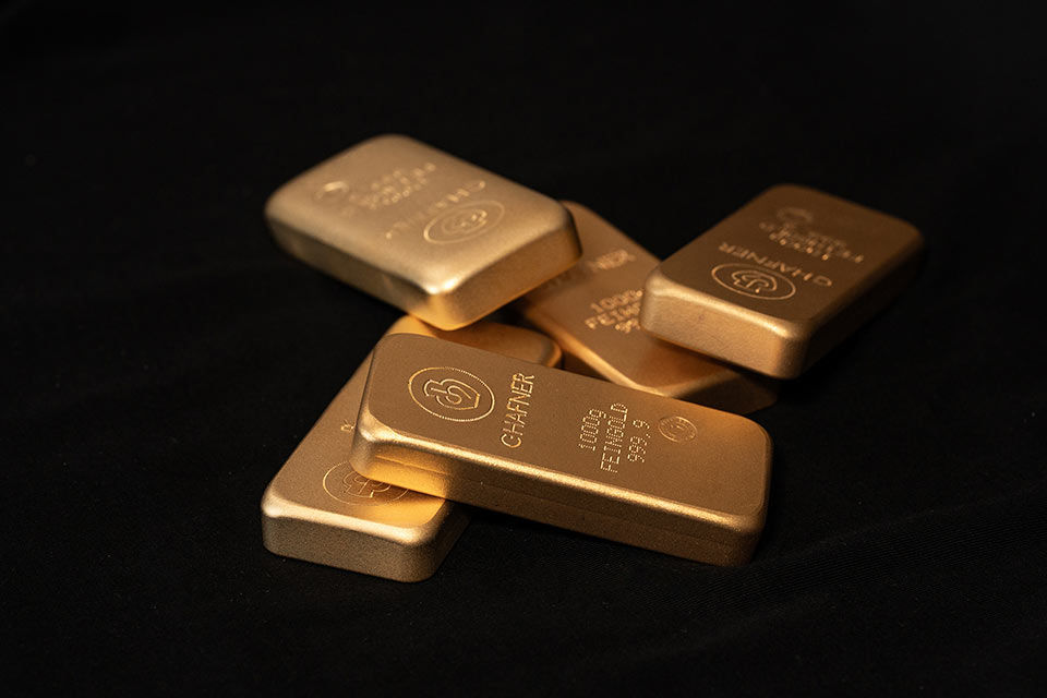 Goldbarren auf einem schwarzen Hintergrund