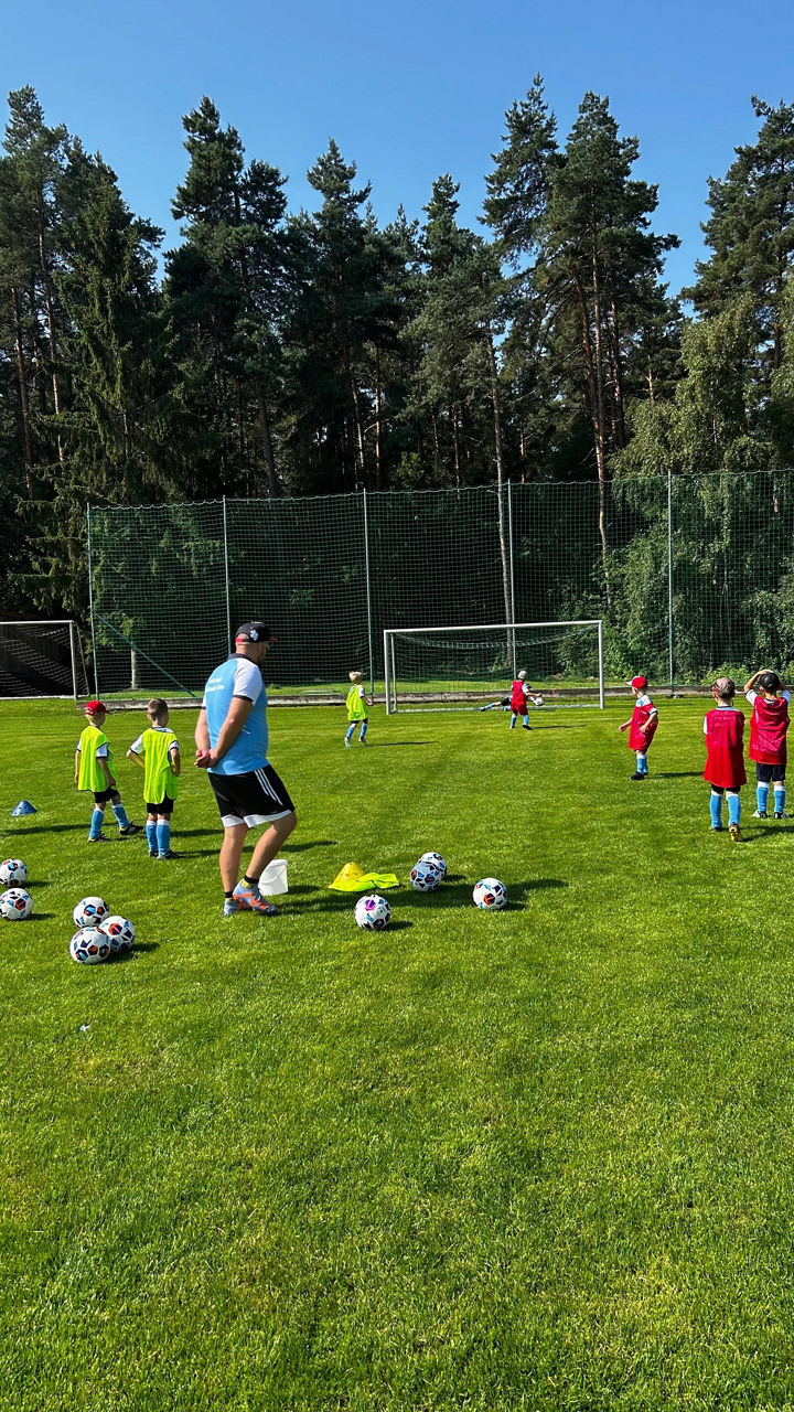 Die TeilnehmerInnen des Fußballcamps in Edelsfeld