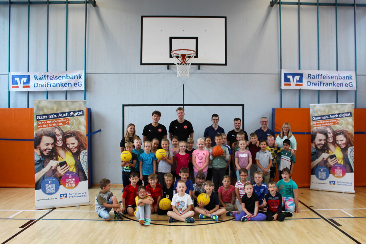 Gruppenfoto der ersten und zweiten Klasse des Basketball-Aktionstags
