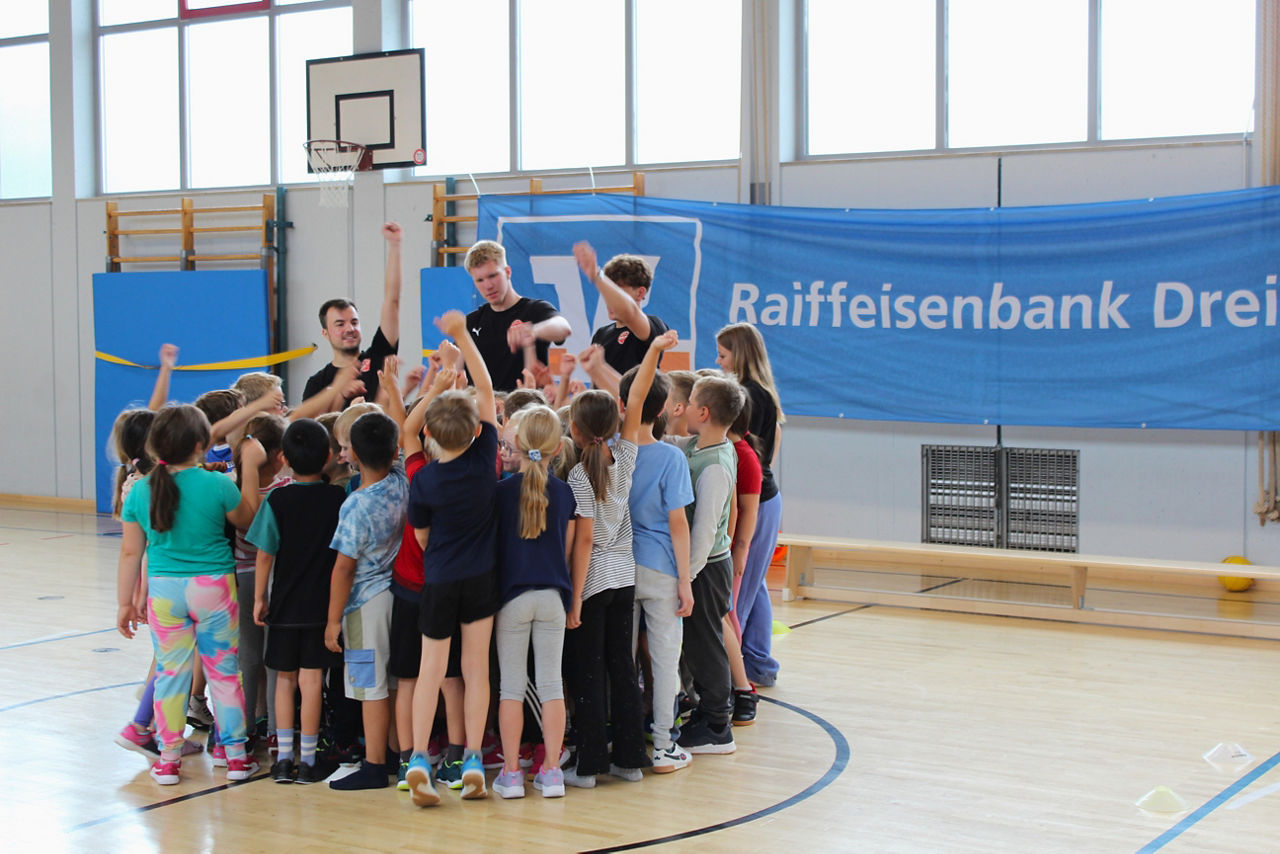 Die Trainer des Freak City Bamberg e.V. motivieren Grundschülerinnen und -schüler
