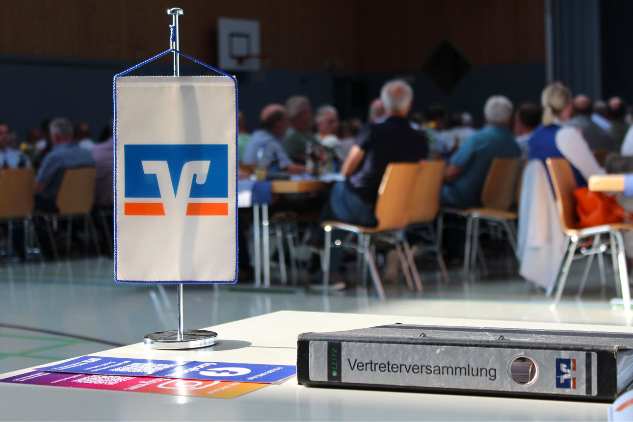 Ein Raiffeisen-Wimpel steht auf einem Tisch