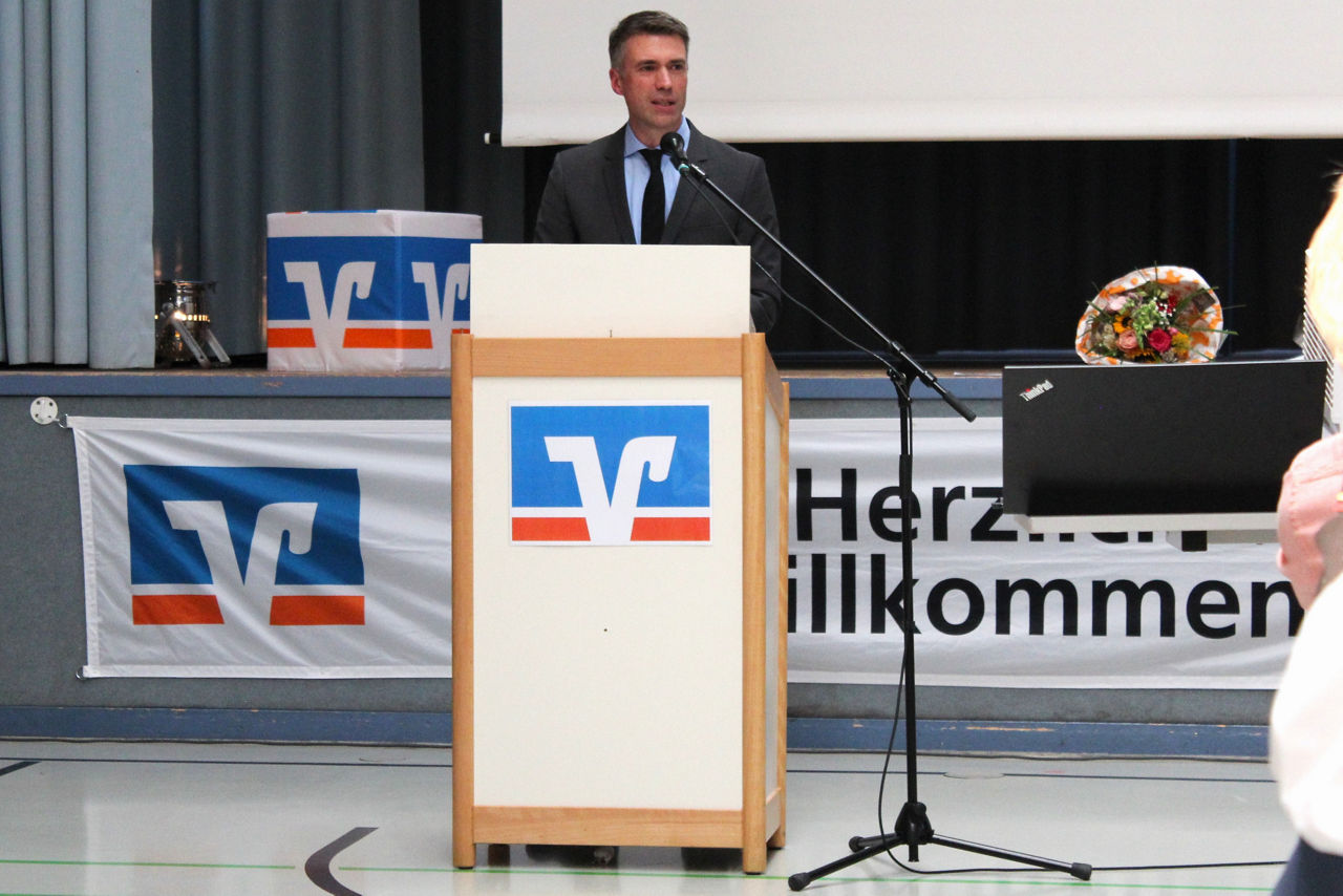 Stefan Müller, Verbandspräsident des GVB, übernahm die Ehrung ausscheidender Aufsichtsratsmitglieder
