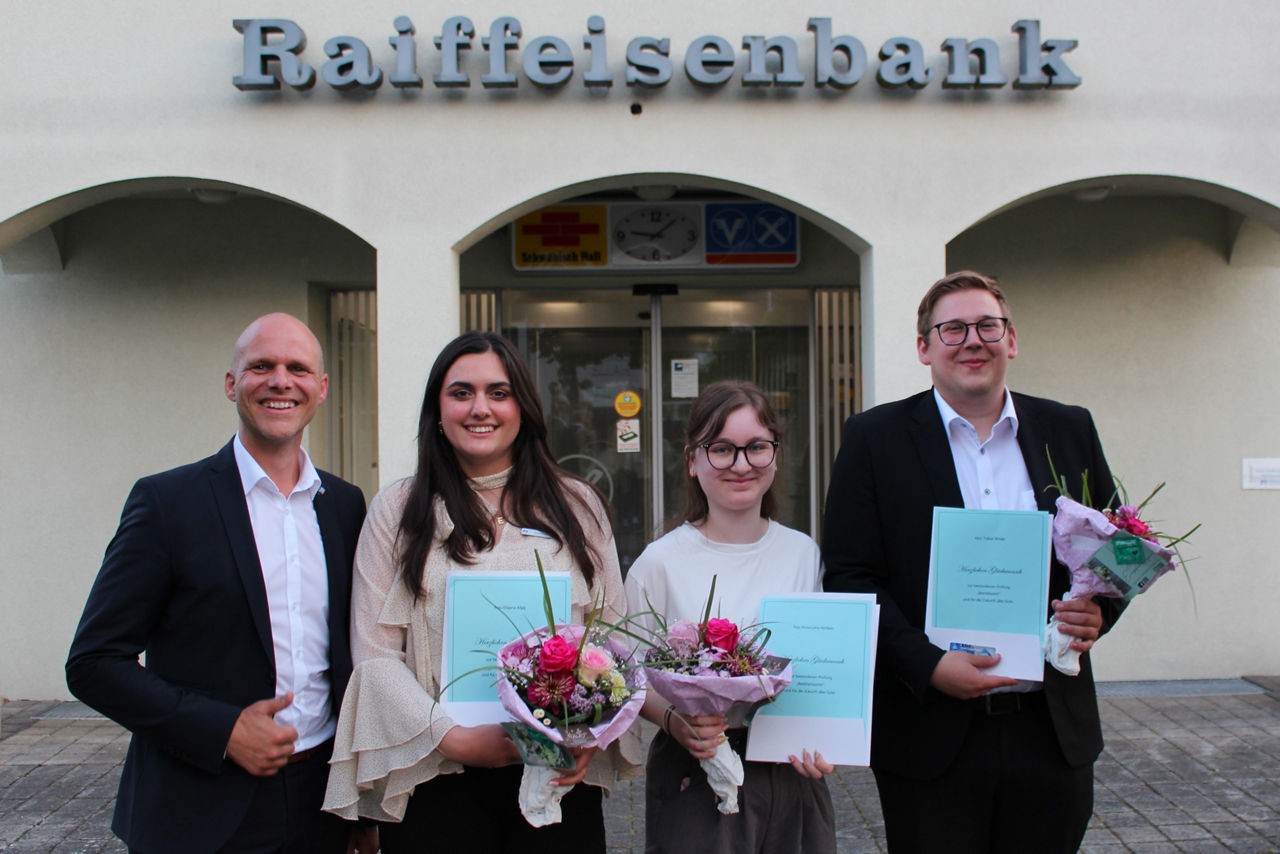 Personalvorstand Andreas Heilmann mit den Weiterbildungshelden 2025 (v.l.n.r.: Elsijana Alijaj, Anna-Lena Hertlein, Tobias Binder)