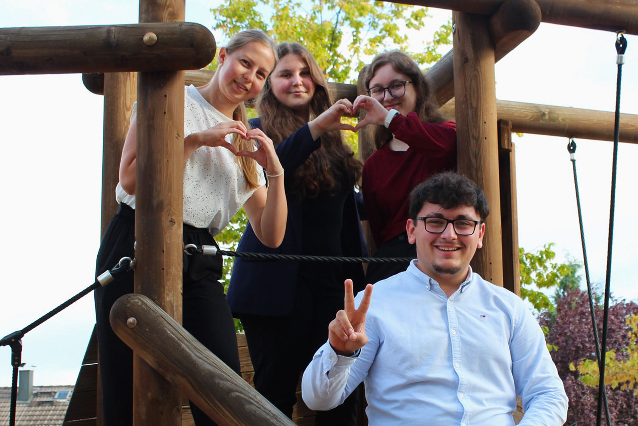 Das Team des Jugendmarkts posiert auf einem Spielplatz