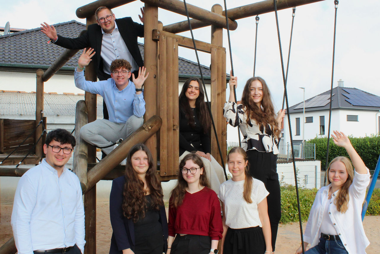Das Team des Jugendmarkts posiert auf einem Spielplatz