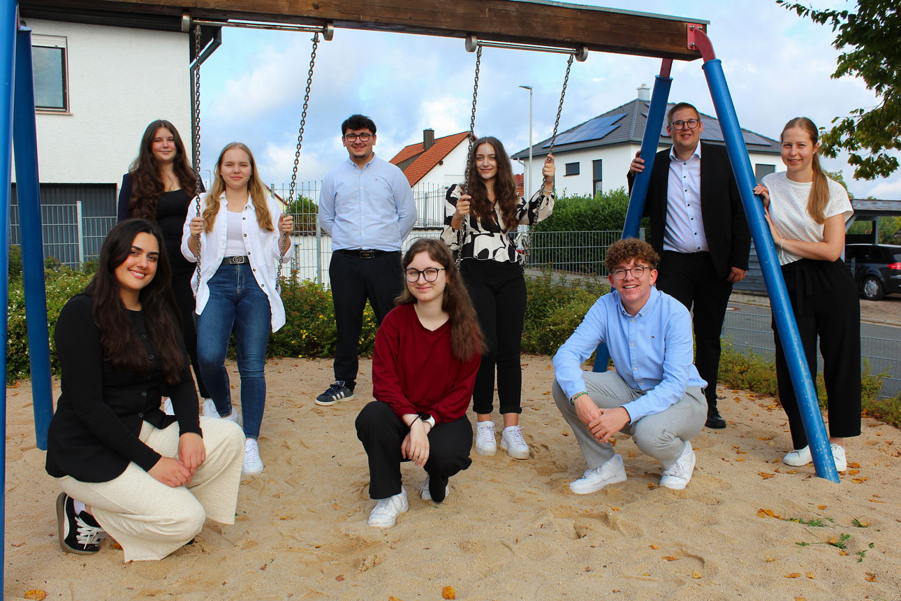 Das Team des Jugendmarkts posiert auf einem Spielplatz