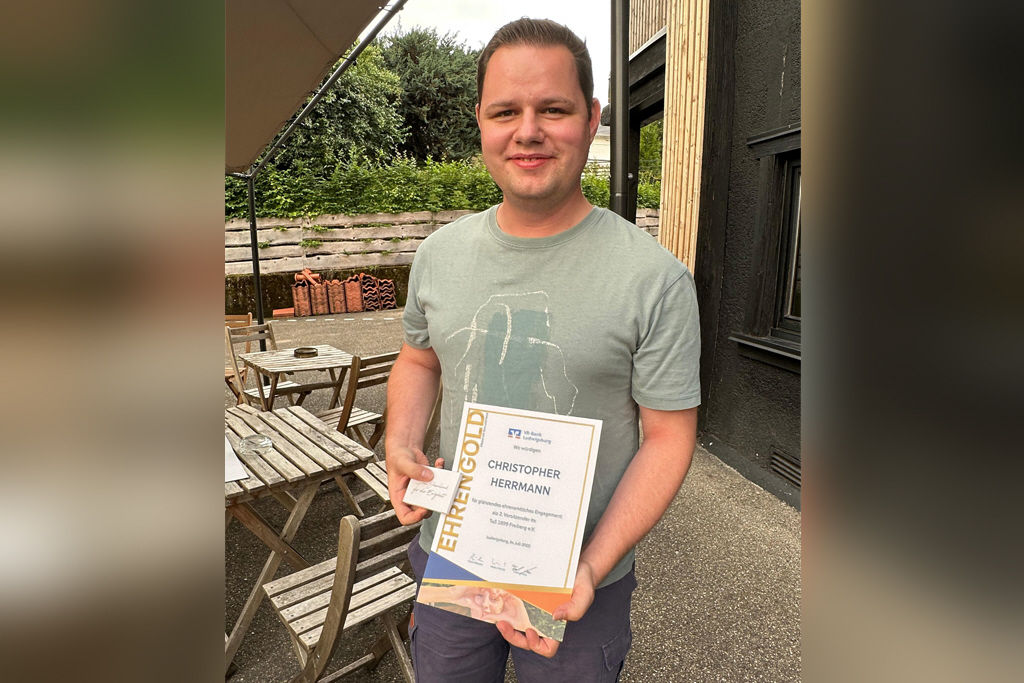 Christopher Herrmann mit dem Ehrengoldzertifikat
