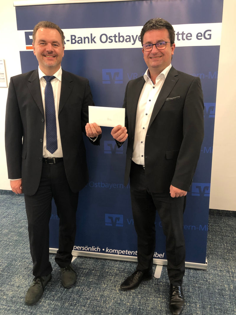 Marktbereichsleiter Bernhard Stuber gratuliert Thomas Ehrl zu 35 Jahren Betriebszugehörigkeit