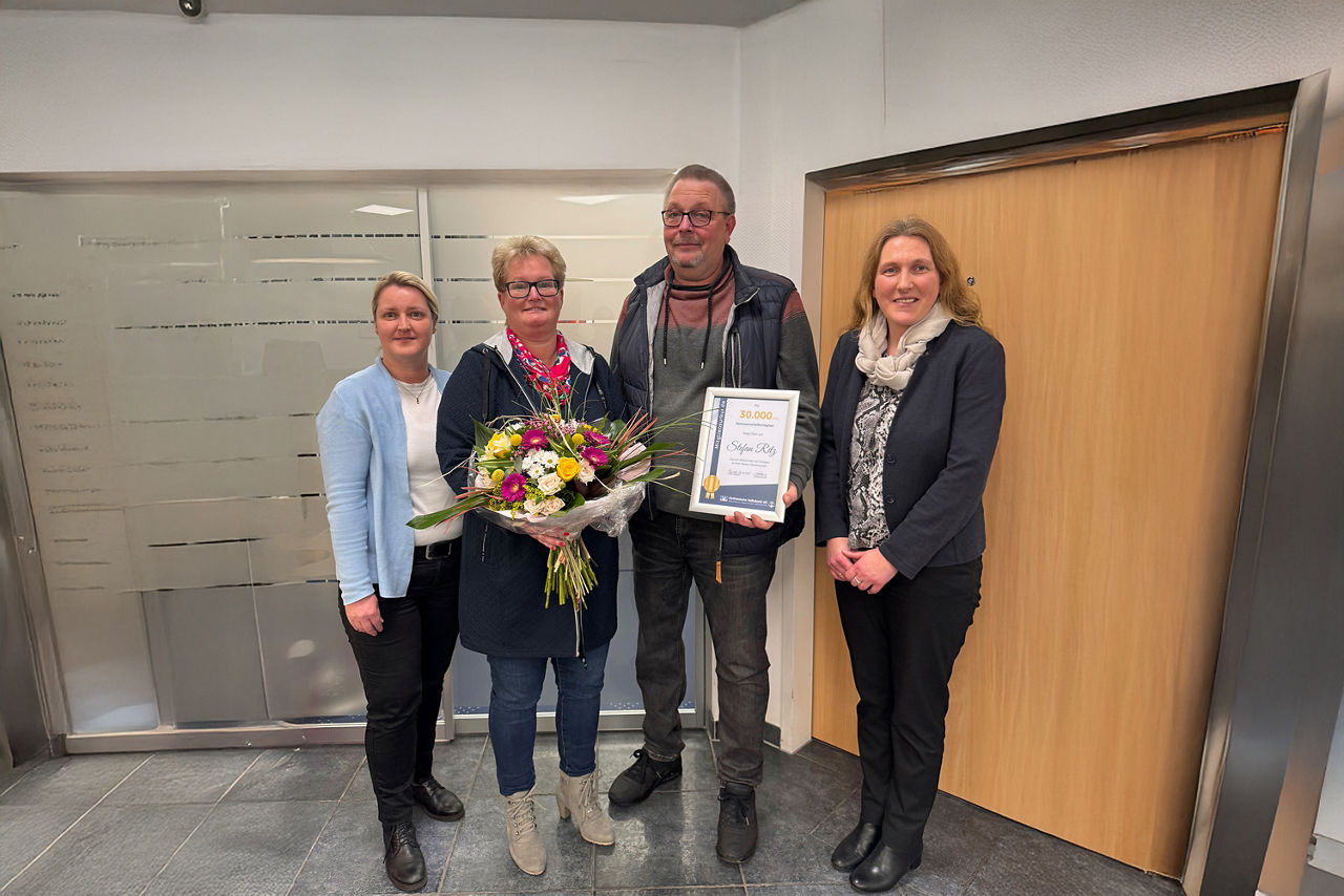 Sonja Kösters, Birgit Ritz und Stefan Ritz sowie Hanna Engberts stehen mit Blumenstrauß und Zertifikat zusammen