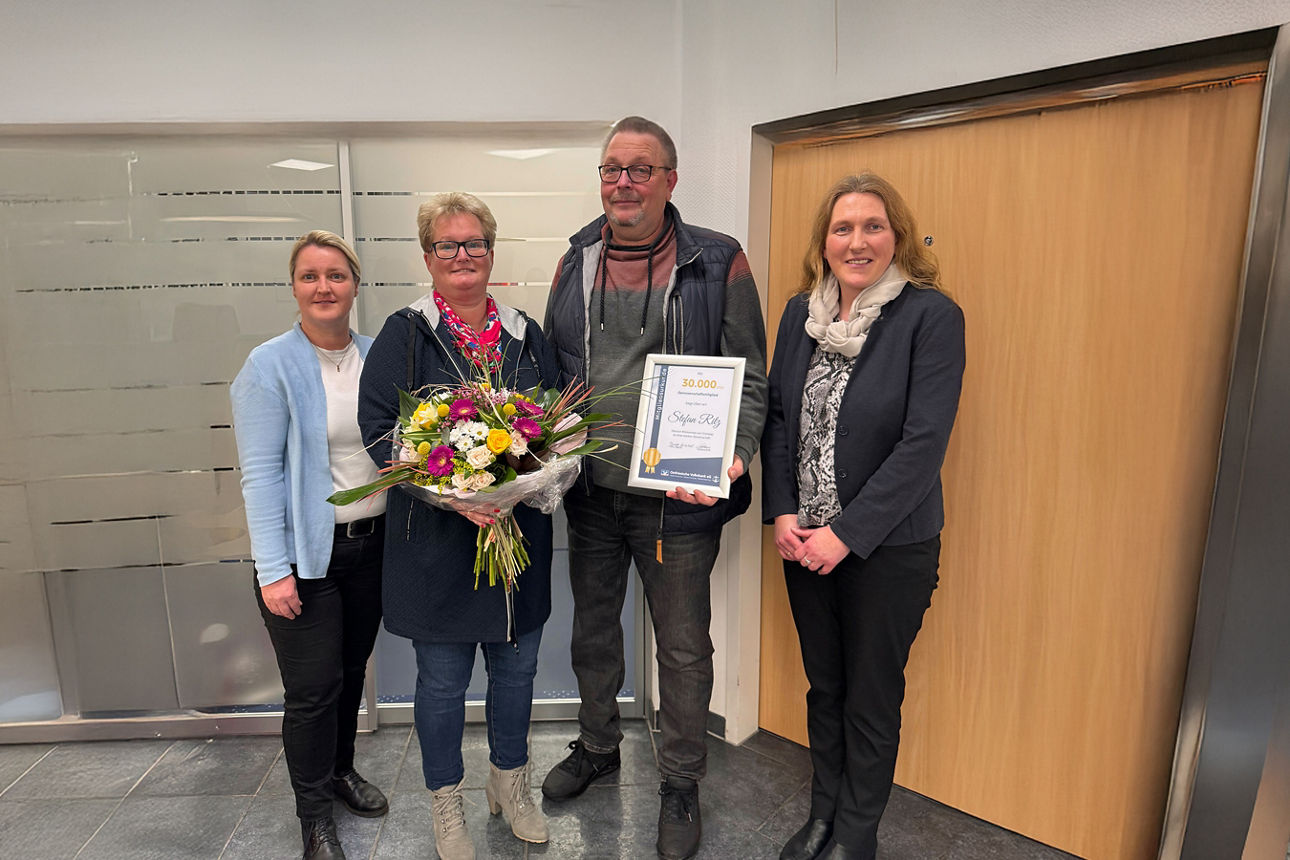 Sonja Kösters, Birgit Ritz und Stefan Ritz sowie Hanna Engberts stehen mit Blumenstrauß und Zertifikat zusammen