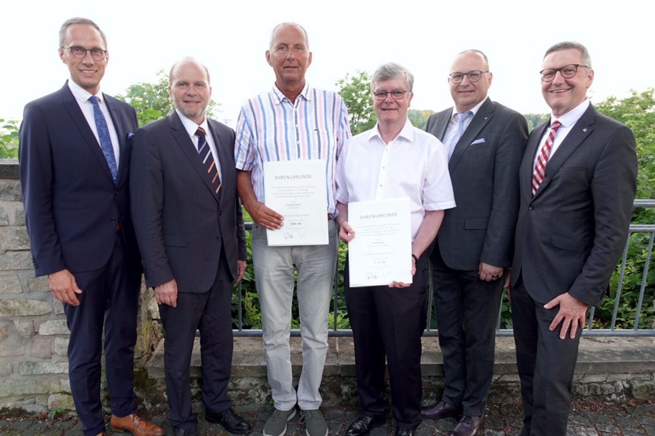 Gruppenbild mit den ausscheidenden und geehrten Aufsichtsräten der VR-Bank Coburg