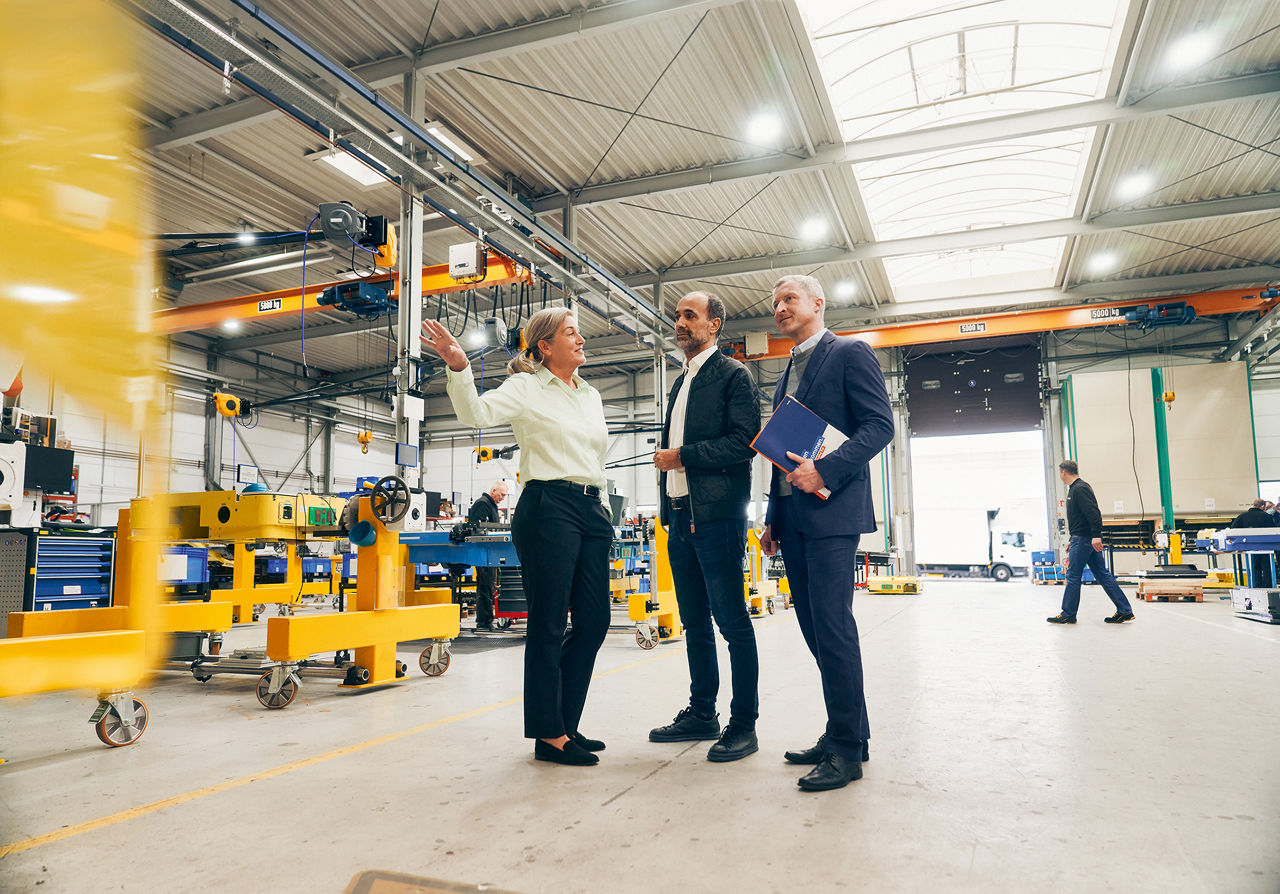 Berater und Geschäftsführerin in einer Produktionshalle