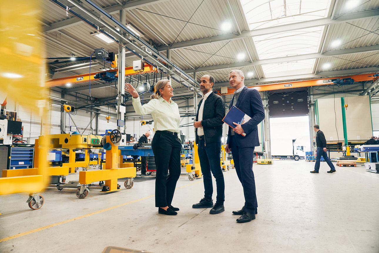 Berater und Geschäftsführerin in einer Produktionshalle