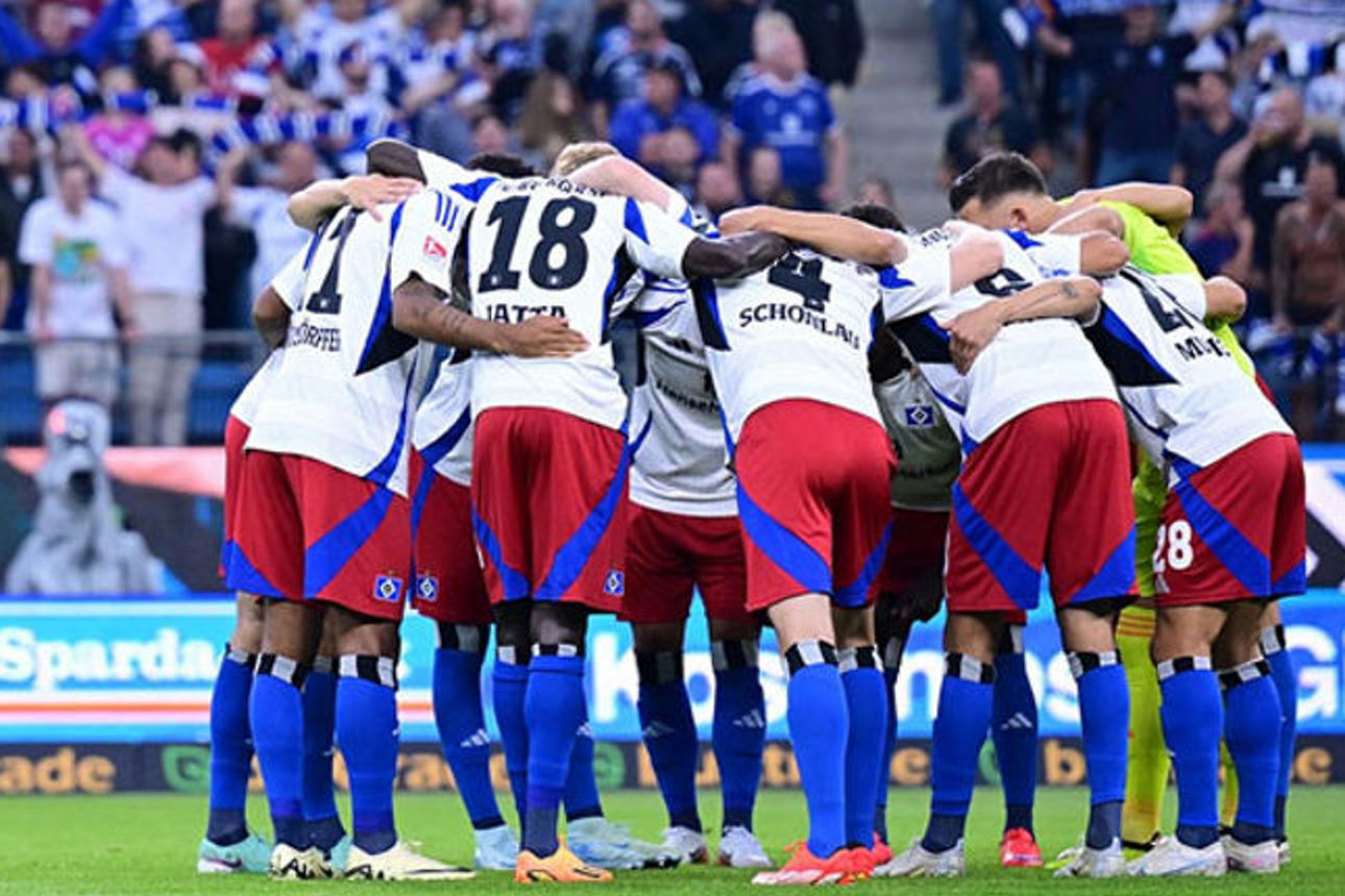 HSV-Team steht in umarmt im Kreis zusammen