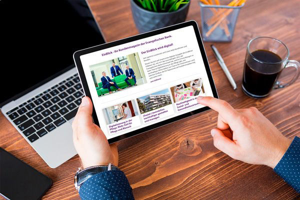 Tablet mit Website-Darstellung zum EinBlick, dem digitalen Kundenmagazin der Evangelischen Bank.