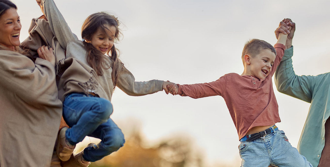 Fröhliche Familie mit Kindern im Freien